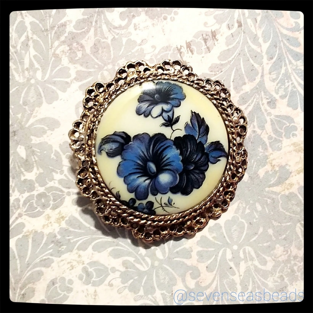 💘1960s Porcelain Victorian Revival Brooch